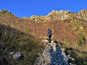 15 Vista sui contrafforti rocciosi del Venturosa